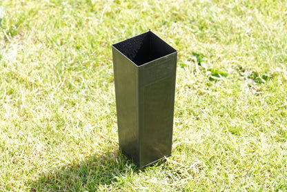 Enkeltstående høj plastik potte i robust og holdbart sort plastik